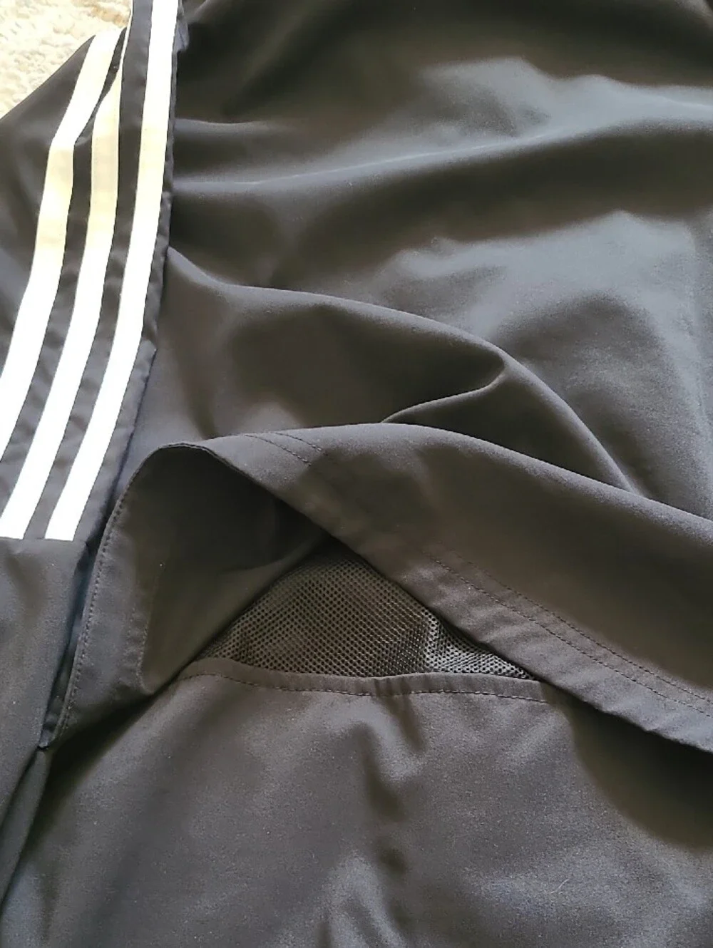 Adidas Men’s M Black 3 Stripe Running Windbreaker Hooded Vented Jacket